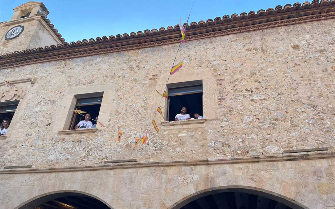 Los agricultores tirando los melocotones desde el ayuntamiento. / Natalia Covarrubias