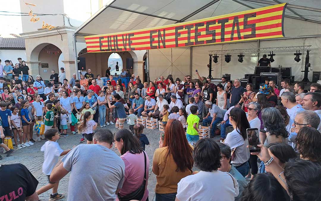 Bautizo de la Virgen en Ejulve con la Tirada de Melocotón 2026. / Cedida