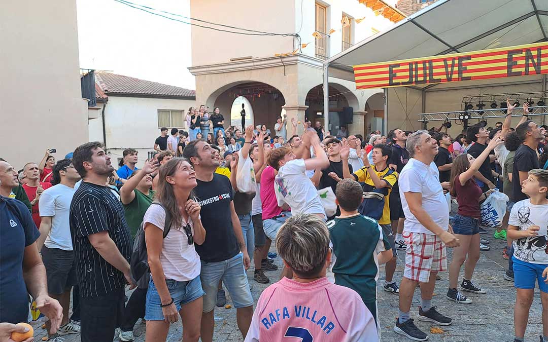 Bautizo de la Virgen en Ejulve con la Tirada de Melocotón 2026. / Cedida