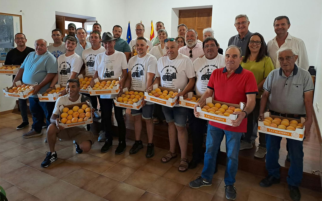 El Ayuntamiento cedió a los agricultores el lanzamiento de melocotones en agradecimiento a su lucha contra los incendios del verano en la Sierra de Majalinos. / Cedida