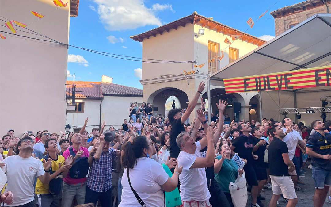 Bautizo de la Virgen en Ejulve con la Tirada de Melocotón 2026. / Natalia Covarrubias