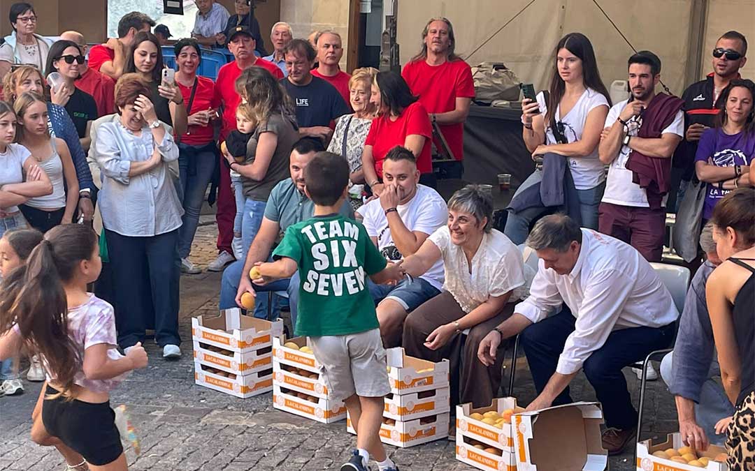 Carreras infantiles en Ejulve, y de premio, melocotones de Calanda. / Natalia Covarrubias