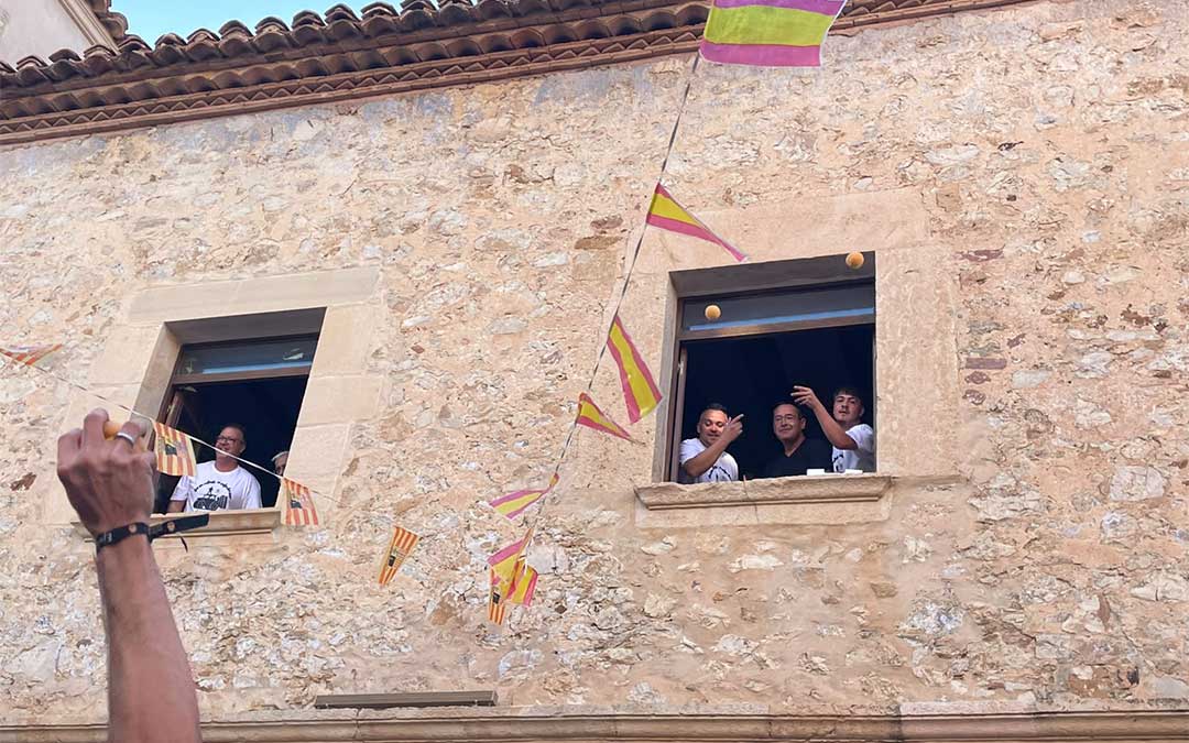 Los agricultores tirando los melocotones desde el ayuntamiento. / Natalia Covarrubias