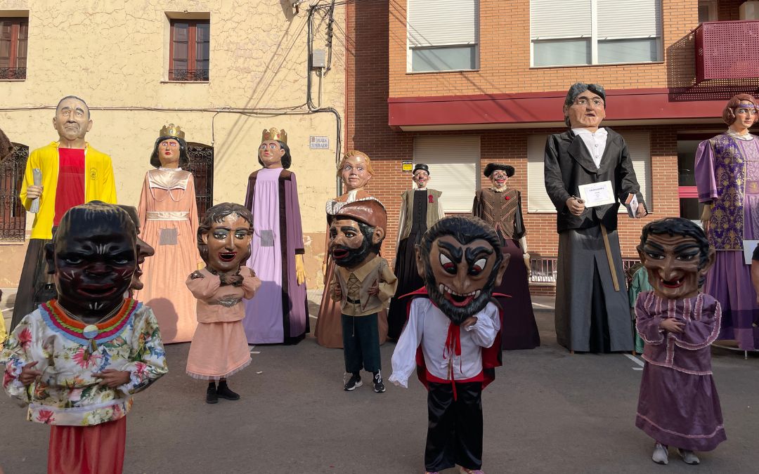 Los cabezudos en posición antes de empezar su coreografía./ S.F.