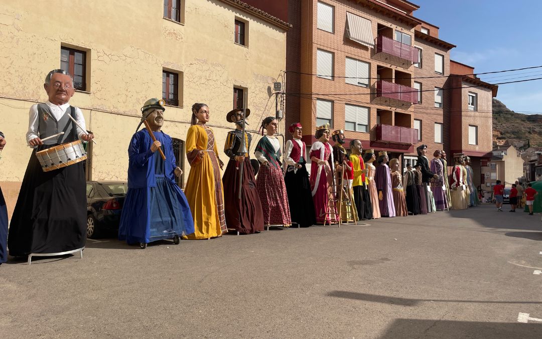 Los Gigantes se prepararon en fila en la plaza del Seminario./ S.F.