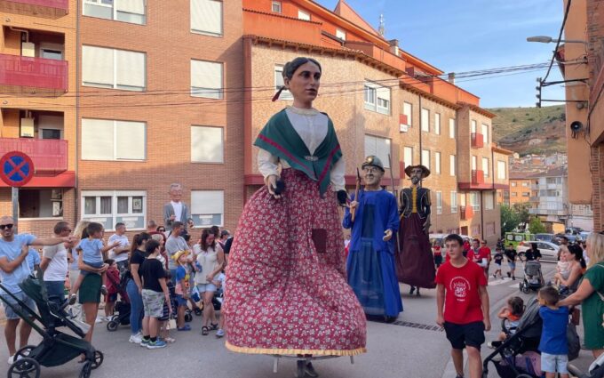 Alcorisa presenta a su nuevo Gigante de Goma, acompañada de otras tres Comparsas en su XII Encuentro