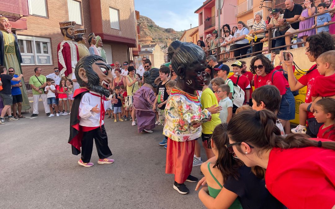 Los cabezudos dieron una sorpresa al público con un baile./ S.F.