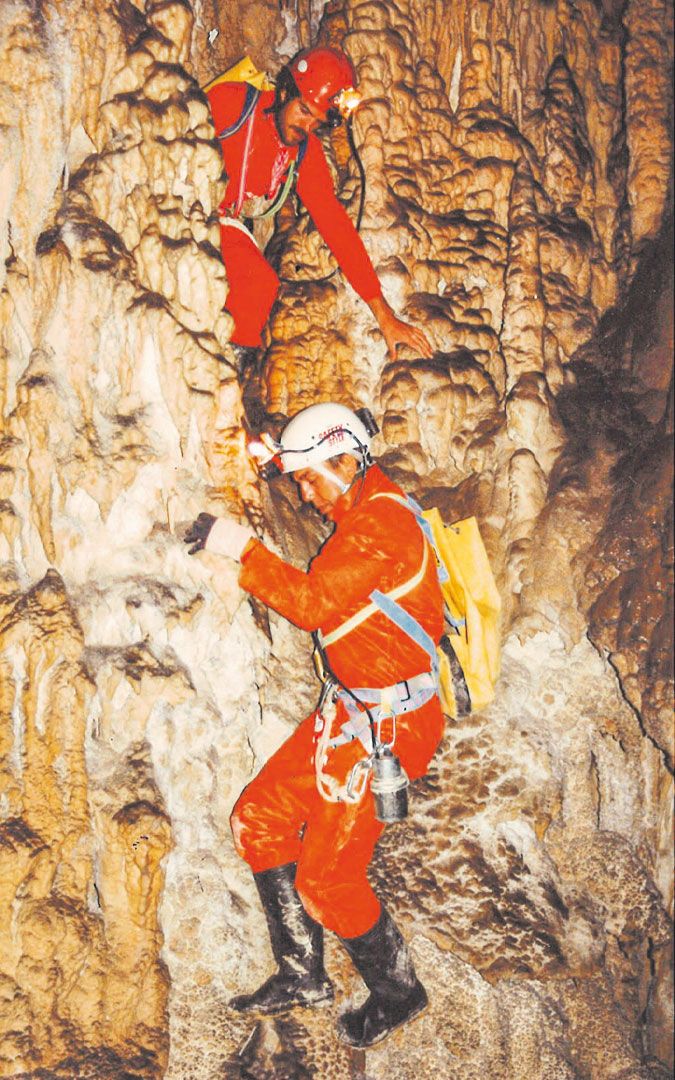 Una de sus aficiones era la montaña y junto su amigo José Miguel Gracia recorrieron unas cuantas. / Archivo