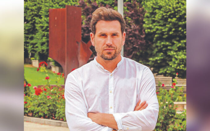 Esteban Piñero, gerente orquesta ‘La Misión’: «El espectáculo es único. Venimos a Alcañiz con cinco tráileres y un equipo de 40 profesionales»