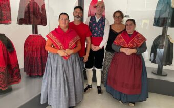 Valdealgorfa levanta las faldas para acercar más de 100 refajos estampados de la indumentaria de los siglos XIX y XX