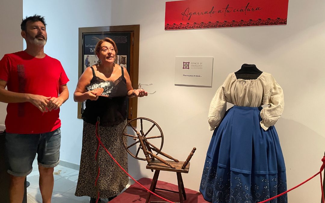 Dabí Latas y Elena Guarc junto a la pieza invitada de la exposición./ S.F.