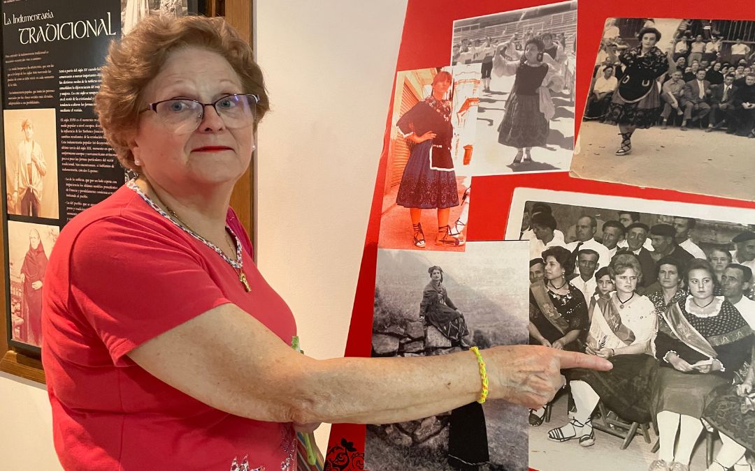 Mari Carmen Ruiz junto a la fotografía en la que sale como reina de fiestas./ S.F.