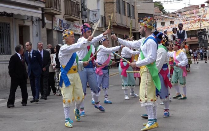 Andorra honra a San Macario con su procesión, dance y bendición de tortas tradicionales