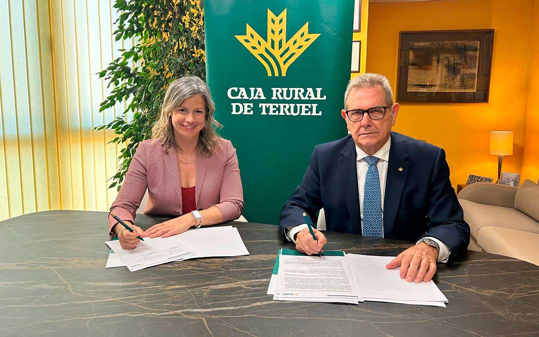Firma del convenio con la directora del Curso, Eva Defior, y el presidente de Caja Rural de Teruel, José Cuevas. / L.C.