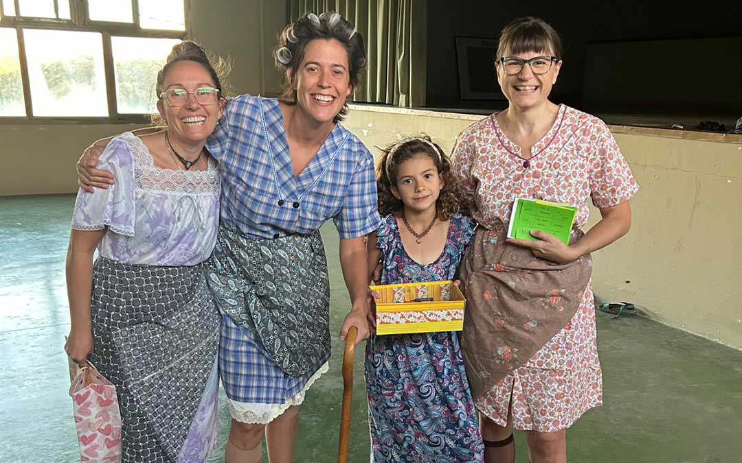 Omella junto a otros participantes del bingo / Cedida