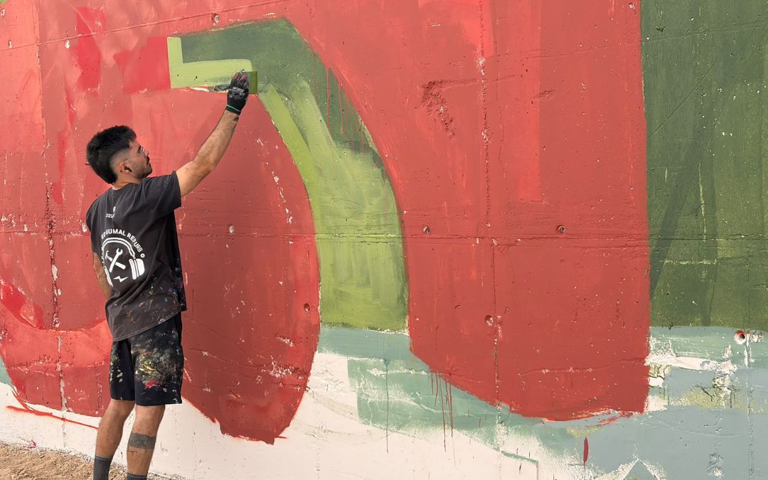 Uno de los artistas trabajando en su mural./ J.B.