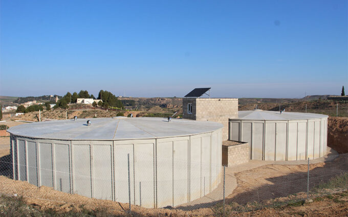 Híjar ya bebe su millón de litros diarios de agua de sus nuevos y demandados depósitos