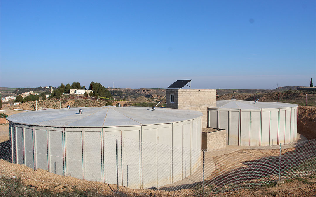 Depósitos nuevos de Híjar con capacidad para 2 millones de litros de agua. Al fondo, los antiguos. / B. Severino