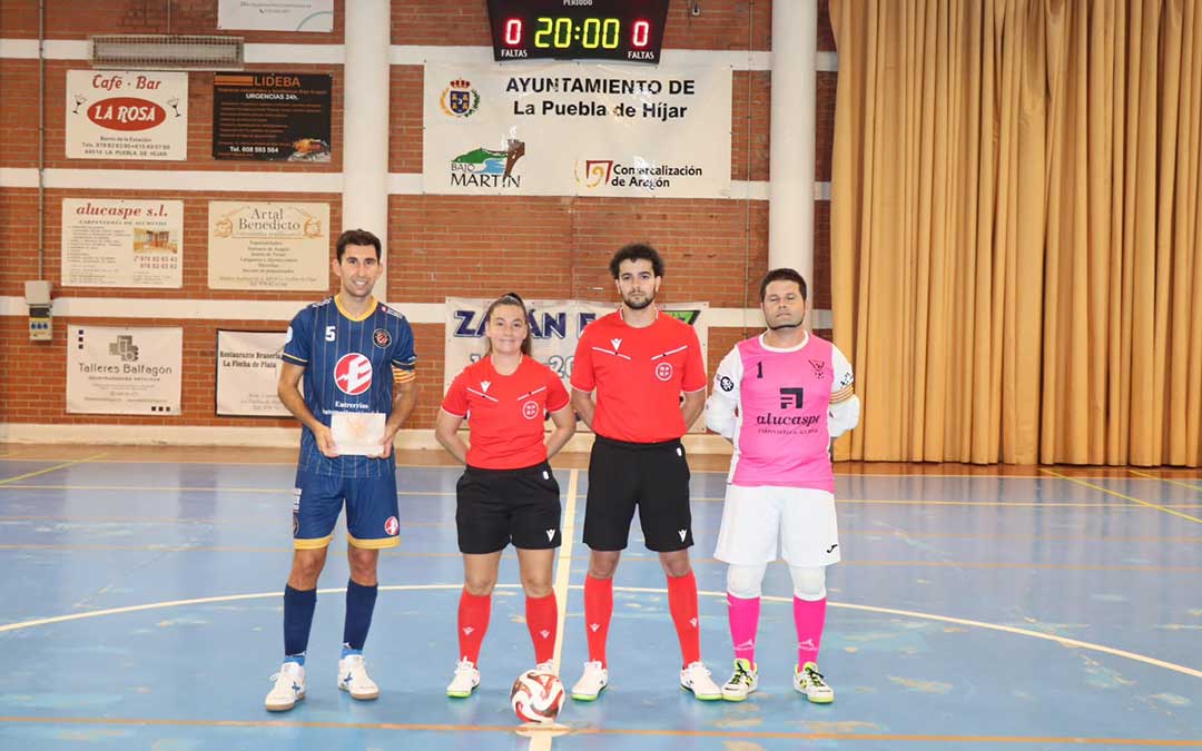 La pareja arbitral junto a los capitanes de ambos equipos / Cedida