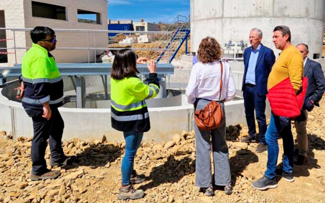 Imagen de archivo de una visita por parte del Gobierno de Aragó a las obras a la estación depuradora de La Iglesuela del Cid / DGA
