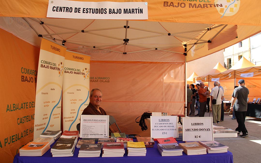 Miguel Barrera, en la caseta del Centro de Estudios del Bajo Martín, un puesto que no se pierde esta cita y con género muy interesante sobre la comarca en la IV Feria del Libro de Jatiel 2026. / B. Severino