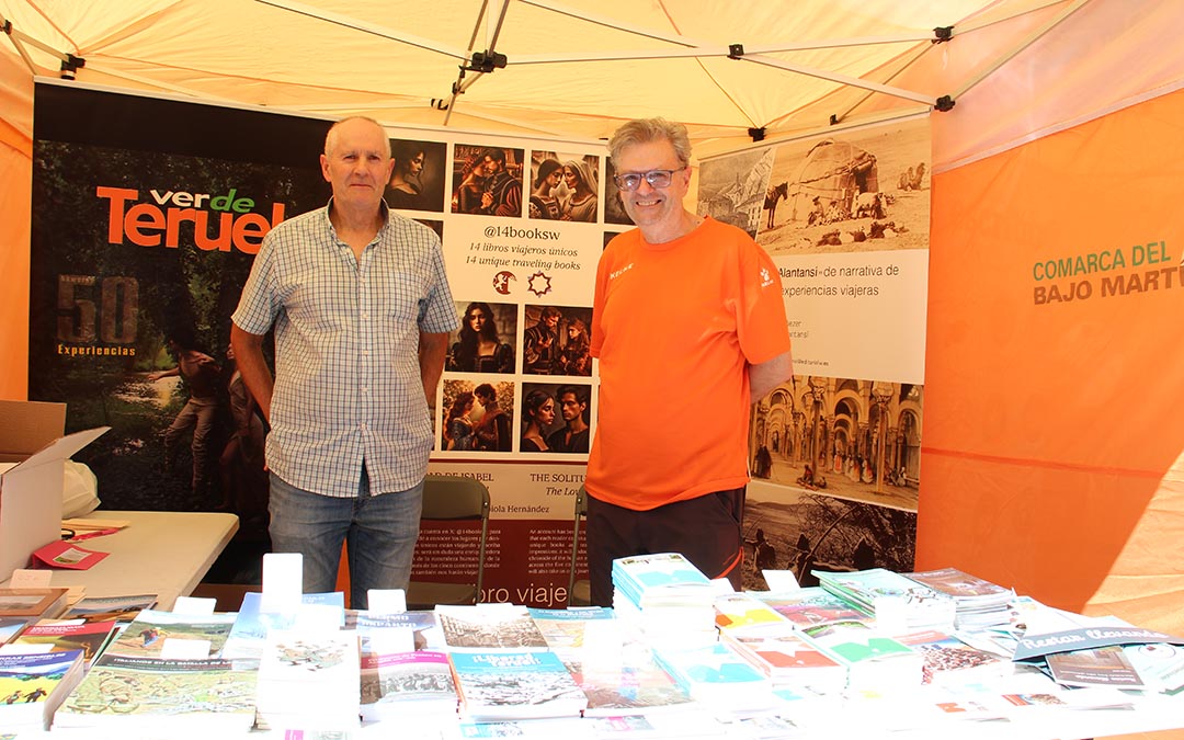 Los hermanos Perruca con Dobleuve, editorial turolense, no faltaron a la IV Feria del Libro de Jatiel 2026. / B. Severino