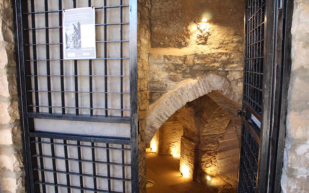 Exposición de fotos del I Concurso Fotográfico Patrimonio Comarca del Bajo Martín en la Cripta Gótica, en el marco de la IV Feria del Libro de Jatiel 2026. / B. Severino