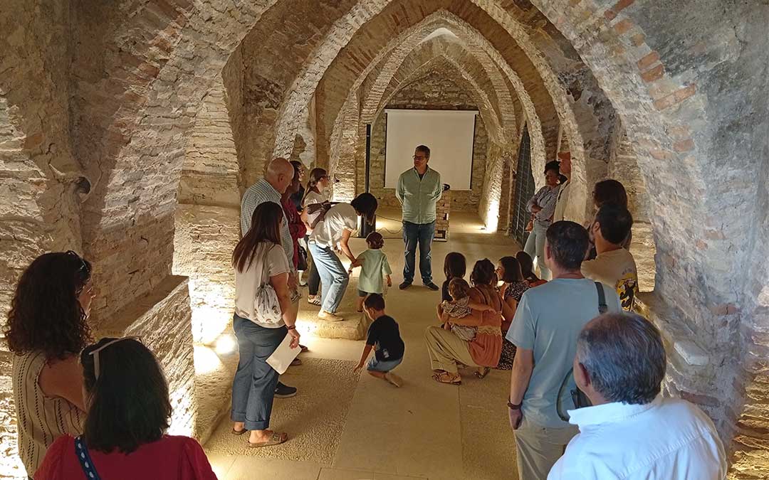 El técnico de Turismo de la Comarca del Bajo Martín, Fernando Blasco, en una de las visitas a la Cripta Gótica en el marco de la IV Feria del Libro de Jatiel 2026. / B. Severino