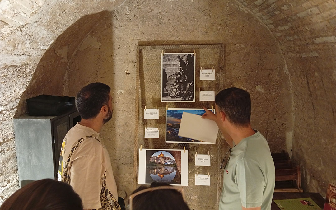 Exposición de fotos del I Concurso Fotográfico Patrimonio Comarca del Bajo Martín en la Cripta Gótica, en el marco de la IV Feria del Libro de Jatiel 2026. / B. Severino