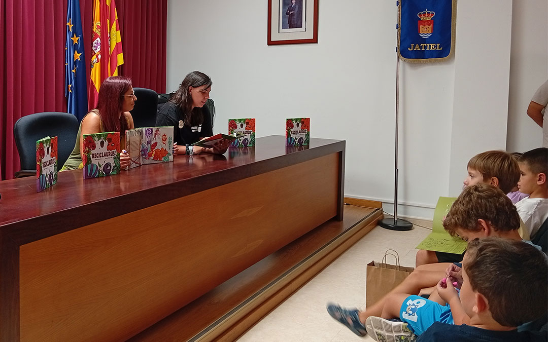 Cuentacuentos en el marco de la IV Feria del Libro de Jatiel 2026. / B. Severino