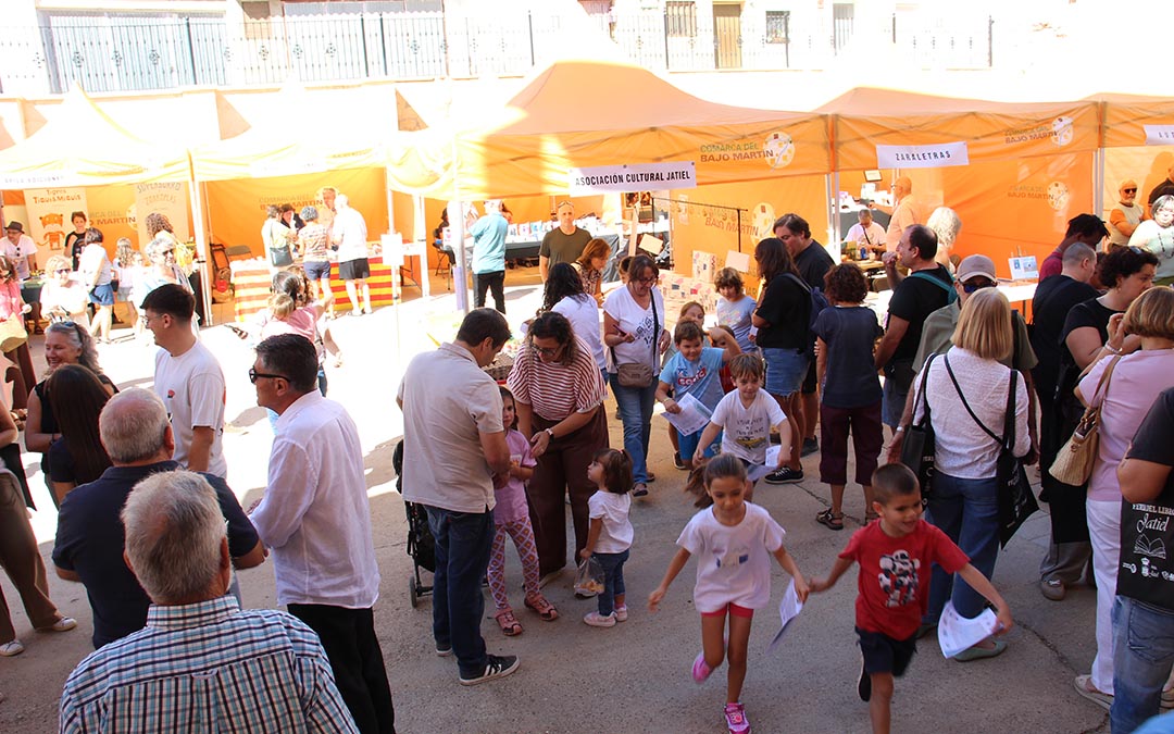 Locura de los más pequeños por llegar a cuentacuentos, talleres y búsqueda de pistas en la IV Feria del Libro de Jatiel 2026. / B. Severino