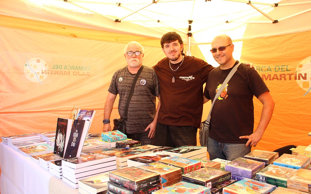 Juegos y literatura, y también la saga de Antonio Martínez (izda.), hijarano de adopción, en la IV Feria del Libro de Jatiel 2026. / B. Severino
