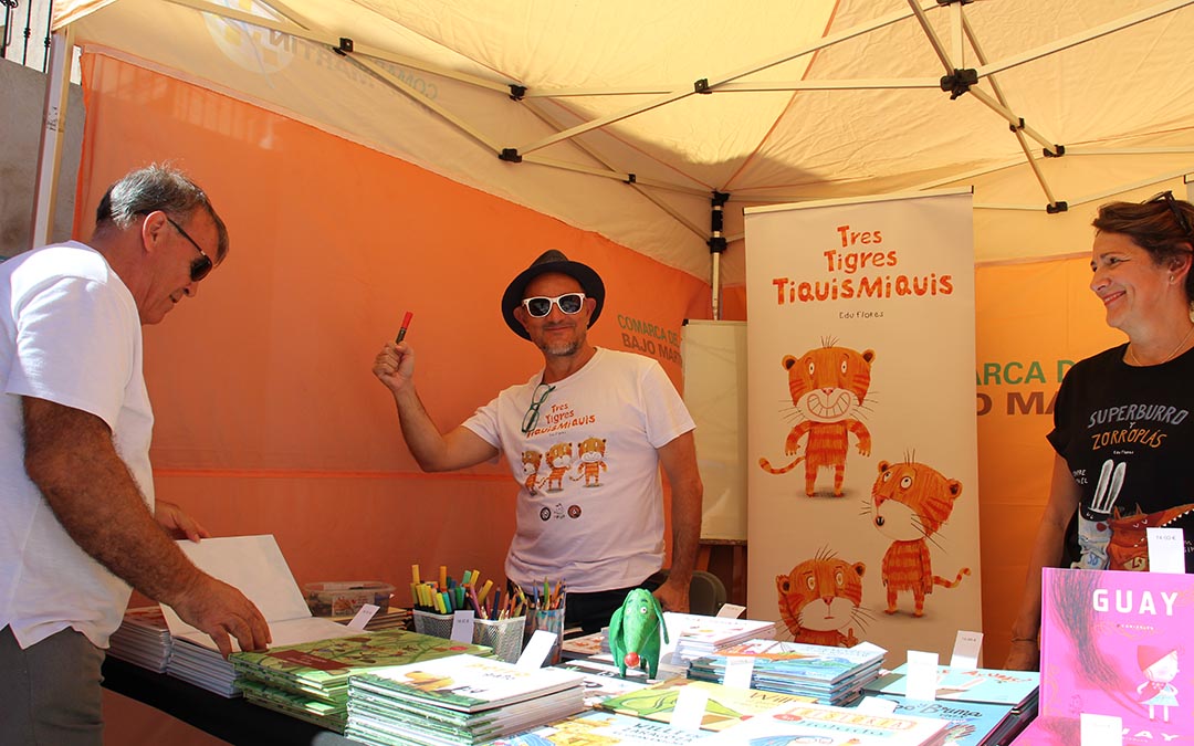 Edu Flores, samperino, llevó sus creaciones con su editorial Apila Ediciones, hizo un cuentacuentos y se reencontró con muchos vecinos y amigos en la IV Feria del Libro de Jatiel 2026. / B. Severino