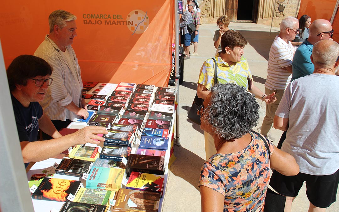 Míchel Suñén (de blanco), autor de novela negra, charló y firmó libros además de dar el pregón de inicio de la IV Feria del Libro de Jatiel 2026. / B. Severino