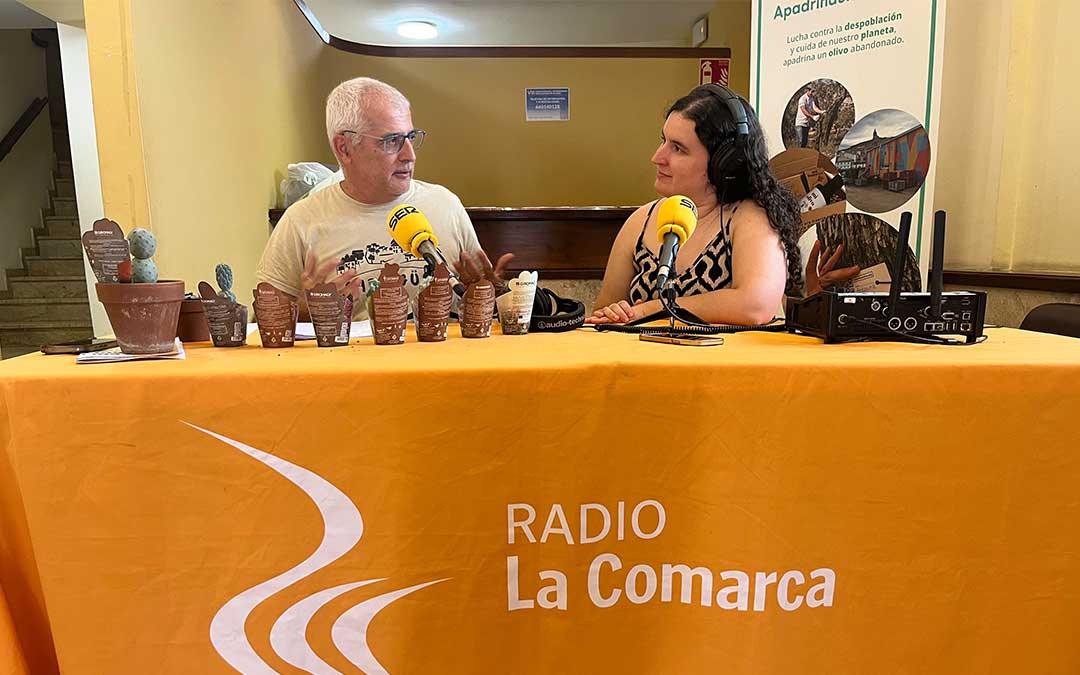 Javier Carela, botánico de confianza, tare unas muestras de cactus al programa./ La Comarca