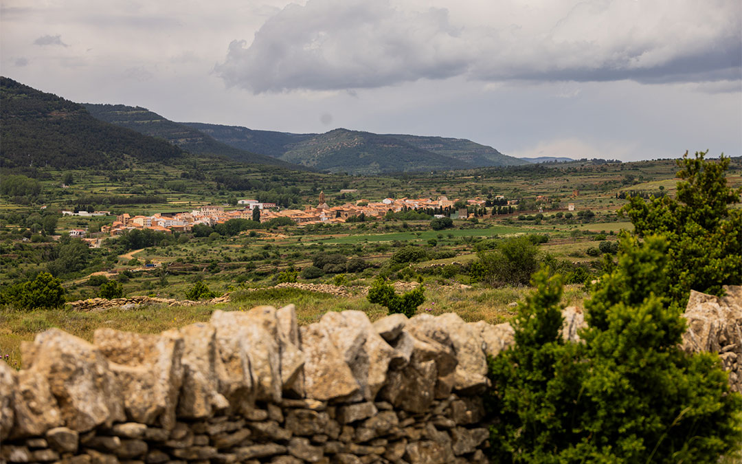 Panorámica de La Iglesuela del Cid y su característica piedra seca en primer término. / Ayto.