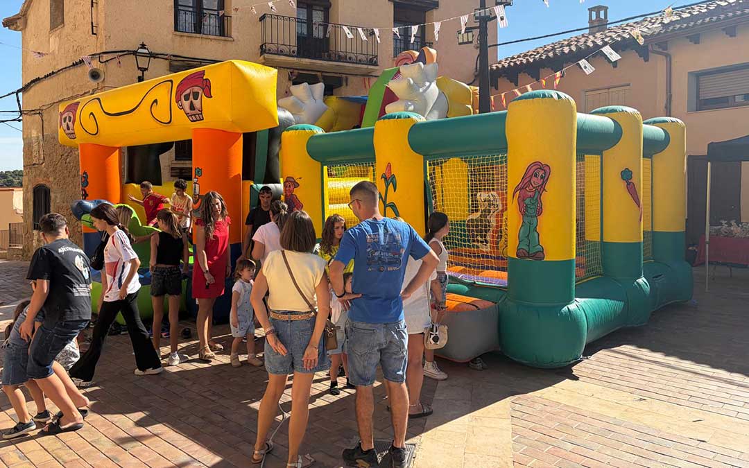 Actividades e hinchables para los más pequeños en la Plaza Mayor / Jesús Burgos