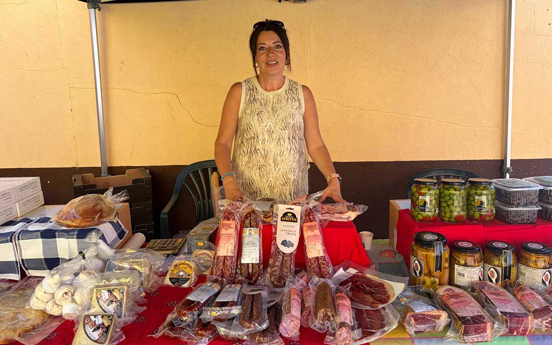 La alcaldesa Silvia Gimeno en su parada de productos del municipio / Jesús Burgos