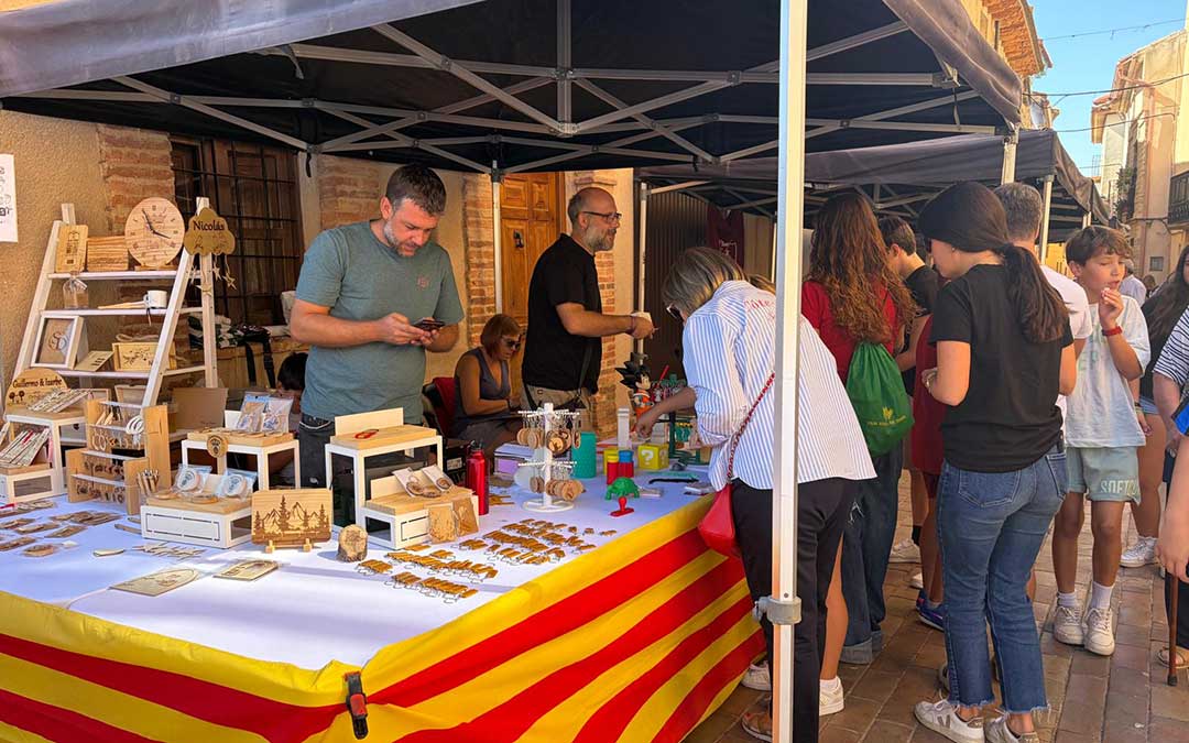 Numerosos vecinos se acercaron a las plazas instaladas en la Plaza Mayor / Jesús Burgos