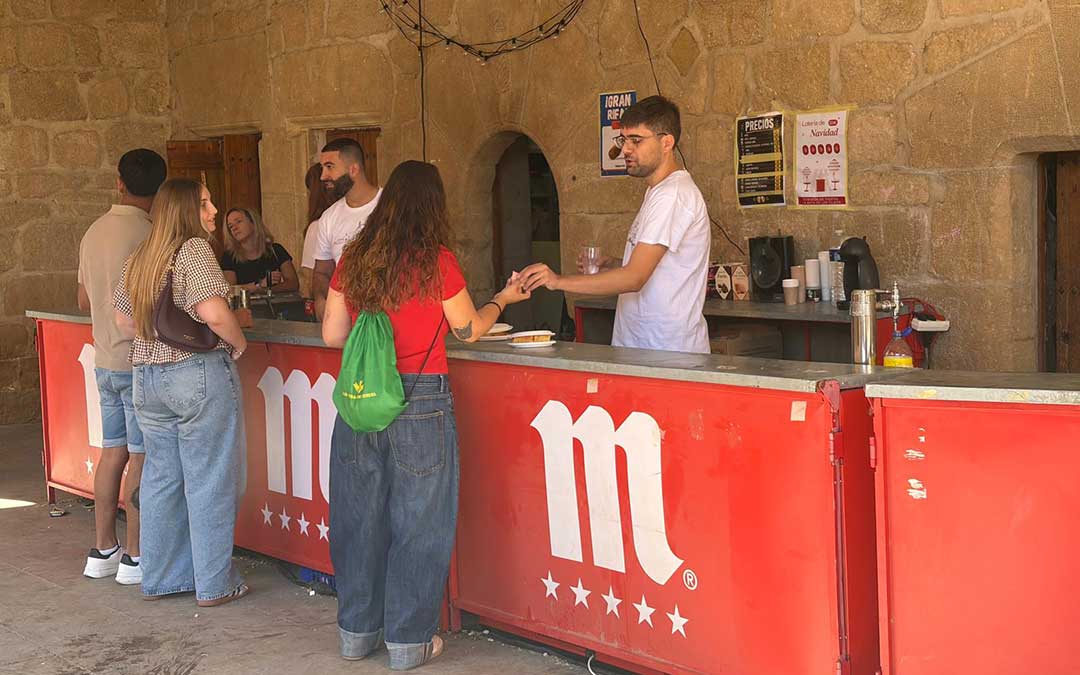 La barra de venta de refrescos y agua instalada en la Plaza Mayor / Jesús Burgos