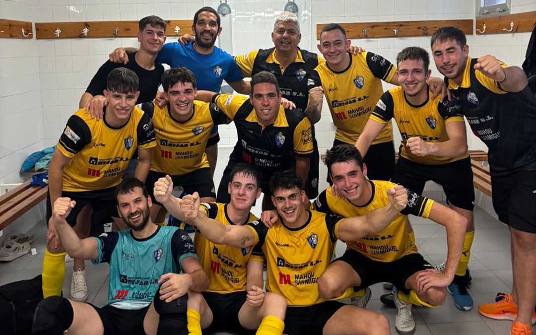 La plantilla del Boca Híjar celebrando la victoria en el vestuario / Cedida