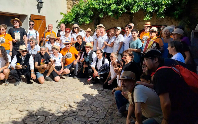 Danza, música y exposiciones llenan las calles de Las Parras de Martín en la VII edición del Festival Folclore Vivo