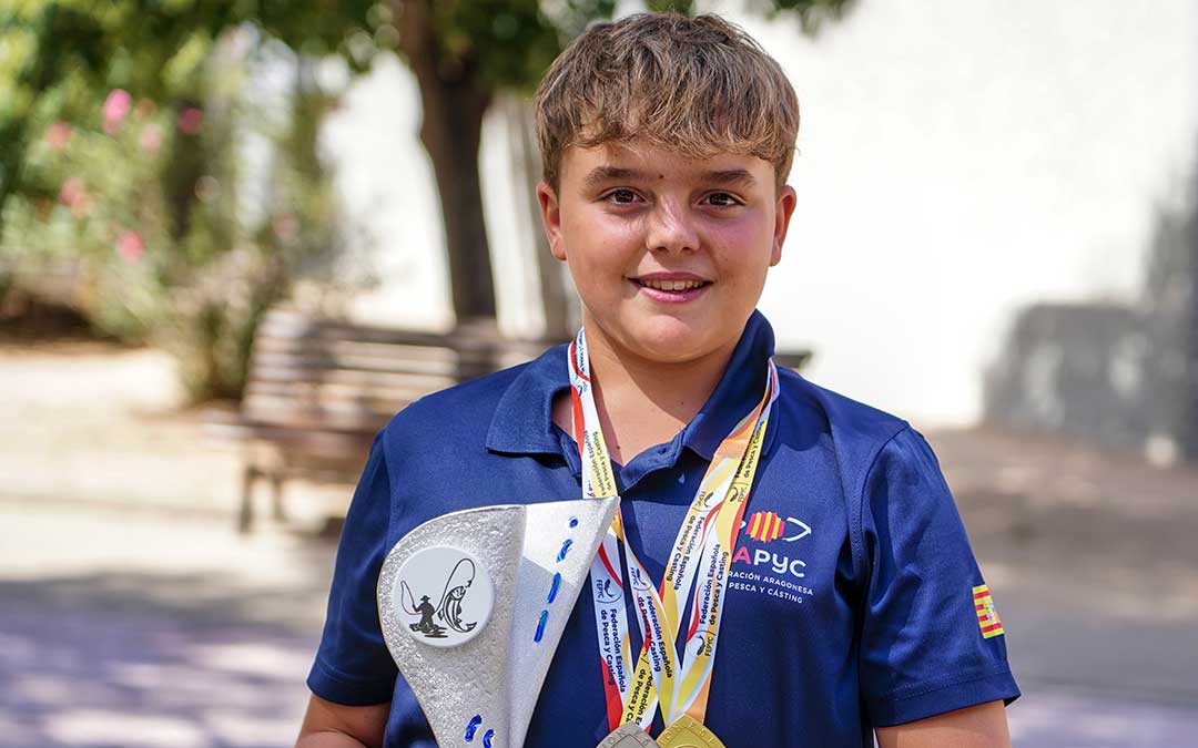 Mateo Broc con el trofeo de subcampeón de España / Cedida