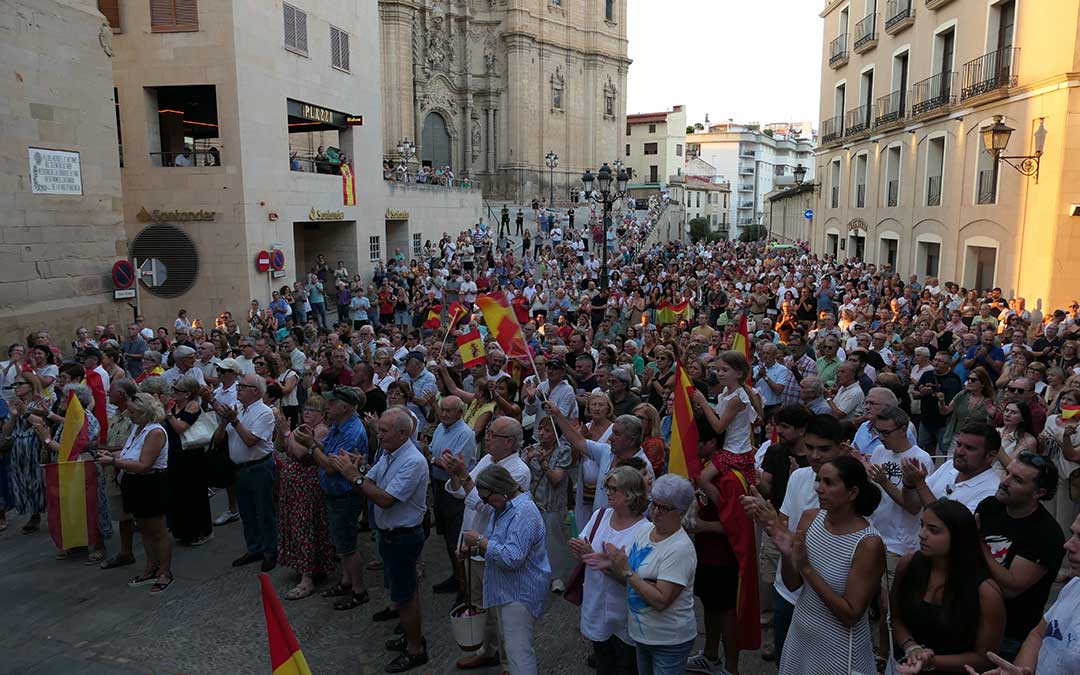 Cientos de vecinos acuden para apoyar a Ceuta desde Alcañiz./ M.M.R.