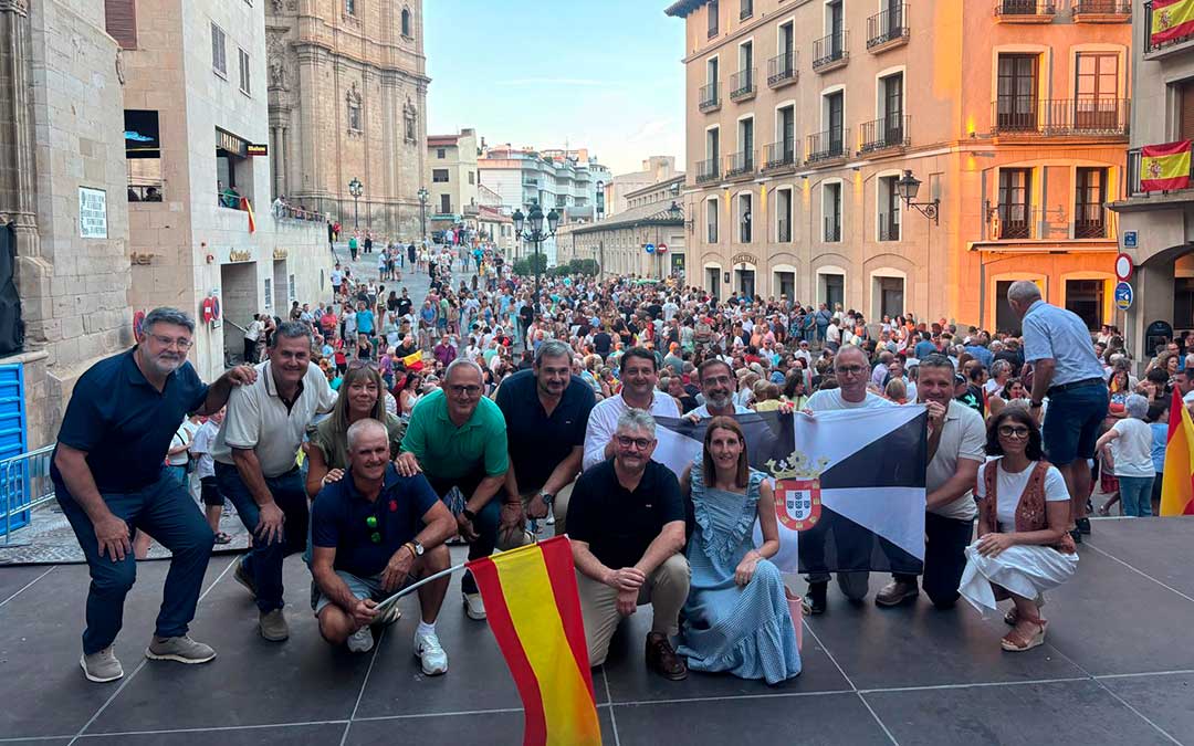 Los convocantes de la manifestación, posan con la plaza llena. / M.M.R.
