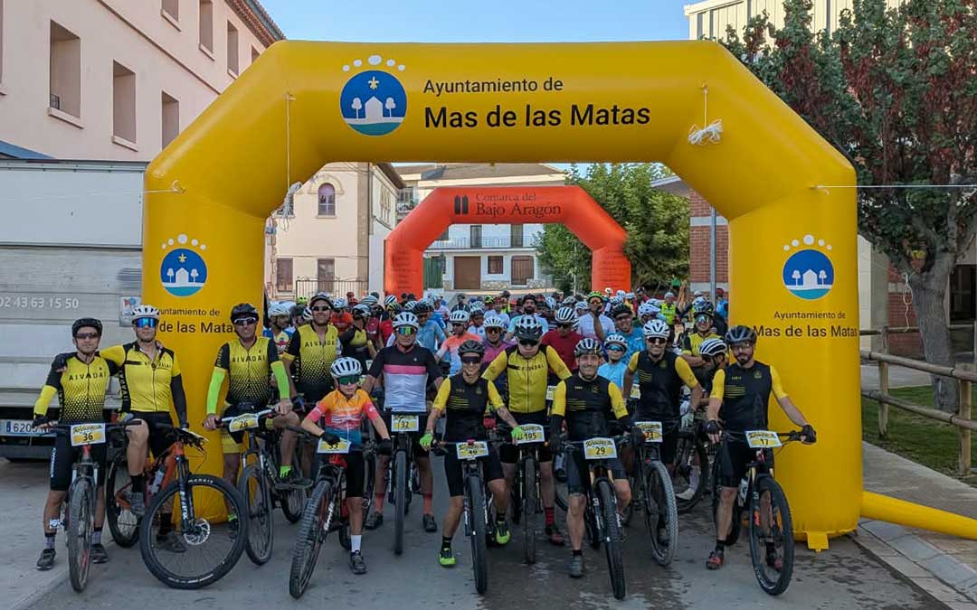 Un centenar de ciclistas en la salida de la BTT Aivadai de Mas de las Matas / Aivadai