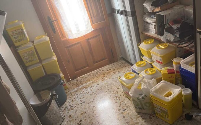 Los sanitarios del Matarraña trasladan en sus vehículos personales los residuos de los consultorios rurales ante la falta de recogida