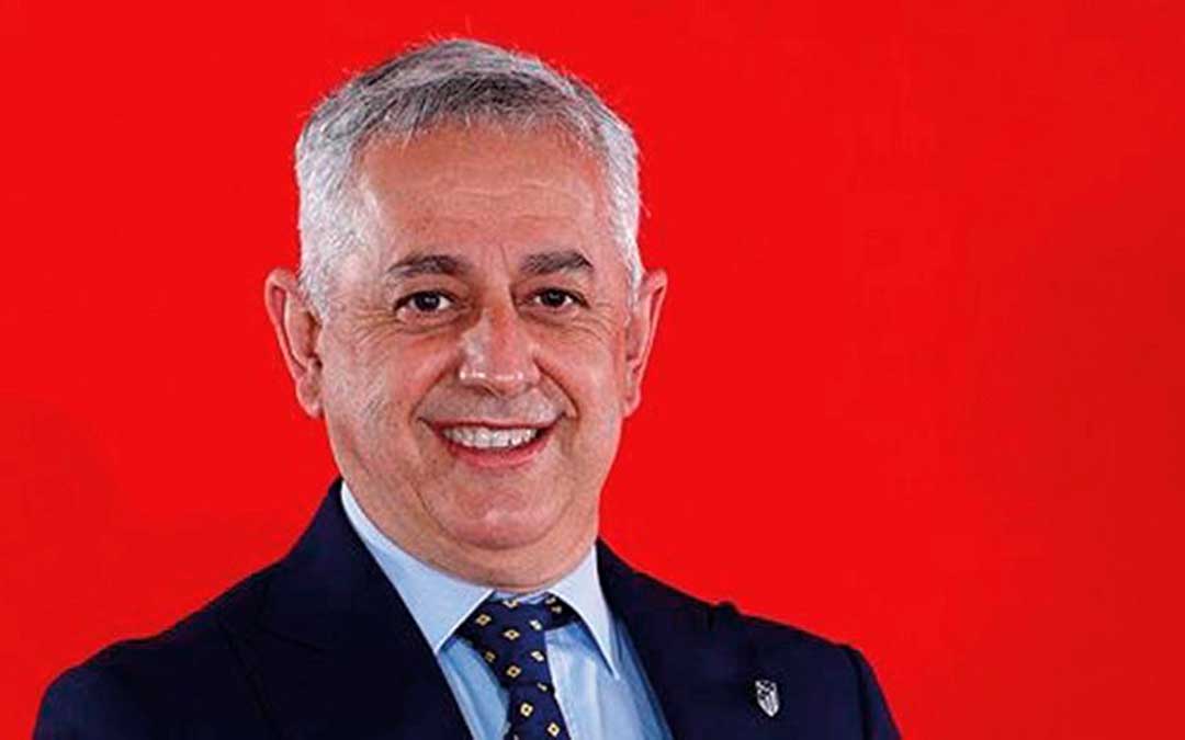 José María Villalón, nuevo Embajador del Melocotón Embolsado de Oro de Calanda./ AYTO