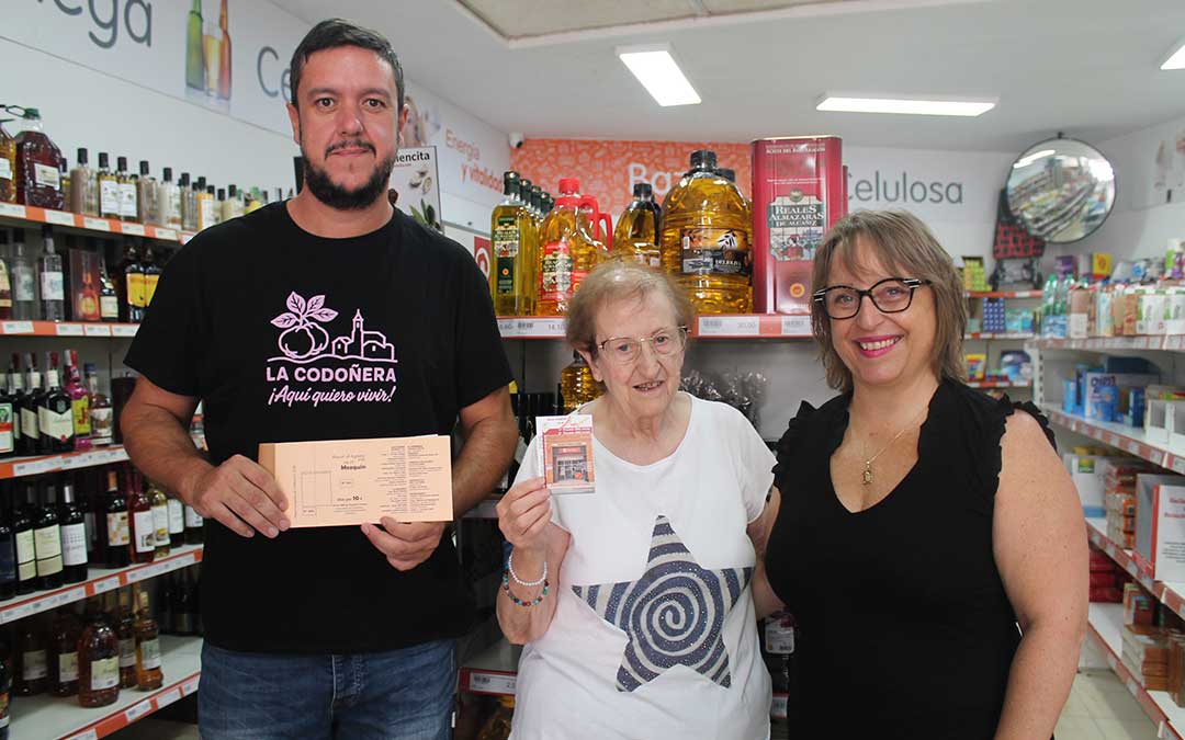 Los vecinos ganadores podrán canjear sus vales en comercios locales / A. E. M.
