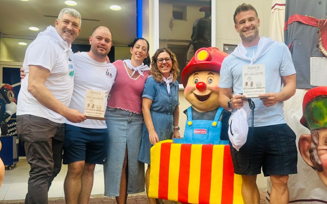 Ayuntamiento, Comparsa y la administración lotera en la presentación de 'Minerín'./ Cedida